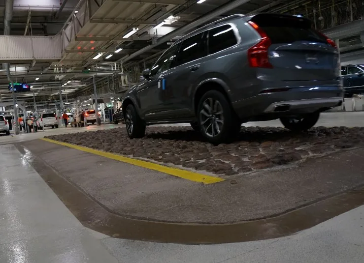 Ảnh bài: Volvo lái những chiếc xe mới vượt qua những tảng đá trước khi bạn làm điều đó